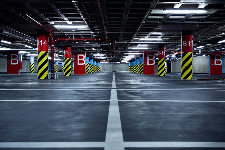 地下停車場環境相對較暗，范圍大