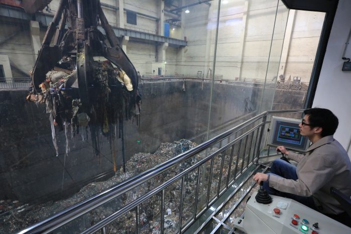 現代機械操作垃圾處理池