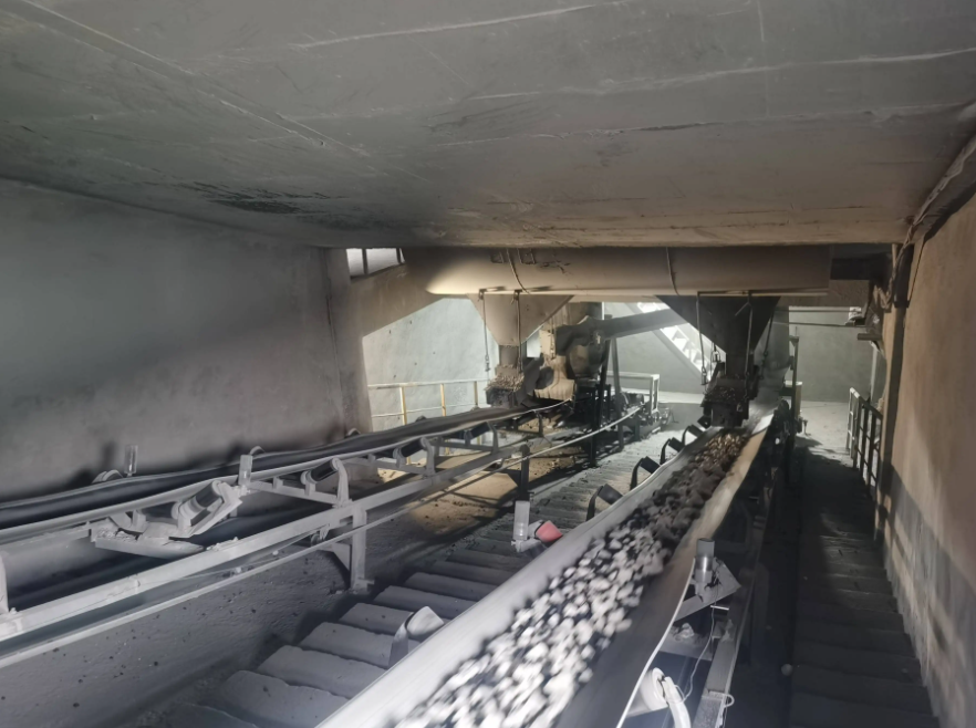 帶式輸送機跑偏現象分析